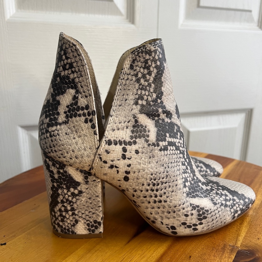 Steve Madden Rookie Natural Snake ankle booties size 7.5
